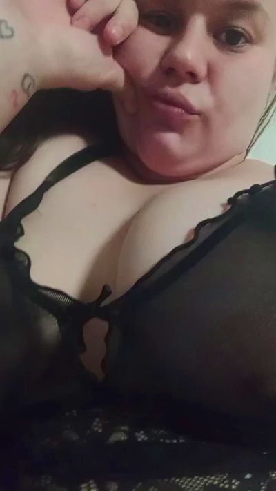 Webcam femme en direct de Hongrie avec Lora843324