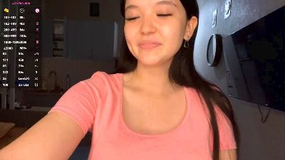 LoreeInnes live cam on Cam4