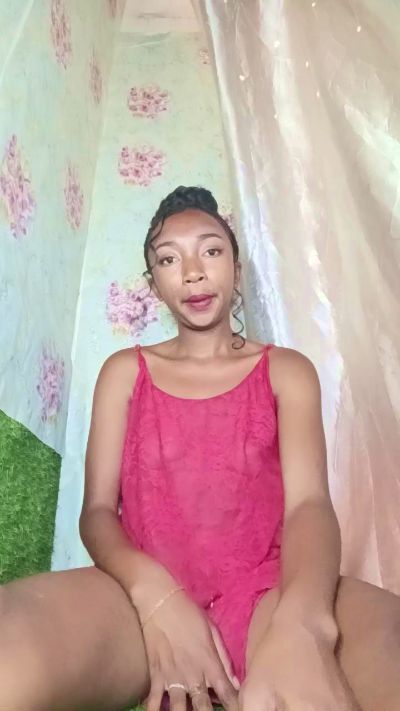 Lounah22 live cam on Cam4