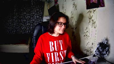 LouveniaGelder live female webcam from France