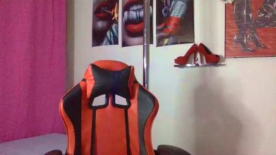 LoveLola26 live cam on Cam4