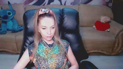 Lovellymalina live cam on Cam4