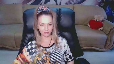 Lovellymalina live cam on Cam4