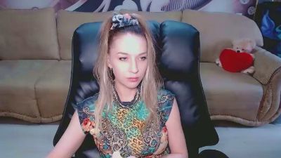 Lovellymalina live cam on Cam4