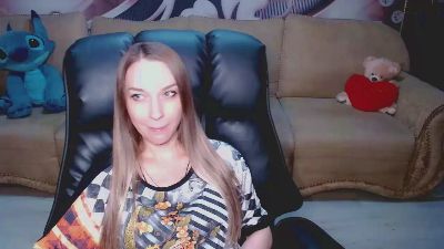 Lovellymalina live cam on Cam4