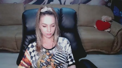 Lovellymalina live cam on Cam4