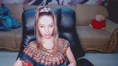Lovellymalina live cam on Cam4