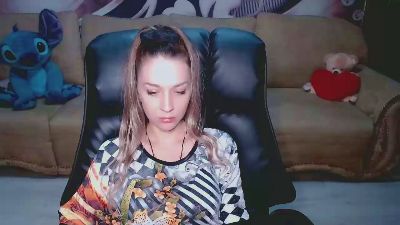 Lovellymalina live cam on Cam4