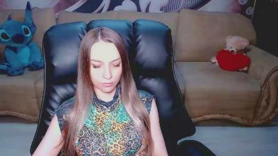 Lovellymalina live cam on Cam4