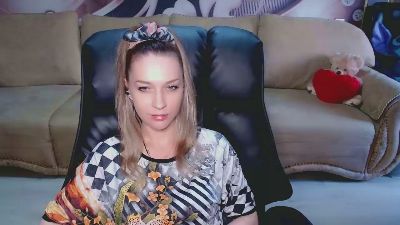Lovellymalina live cam on Cam4