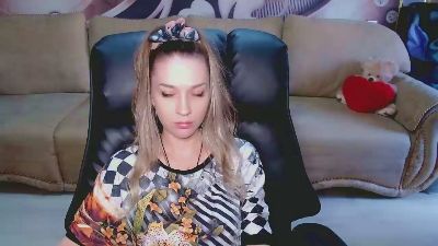 Lovellymalina live cam on Cam4