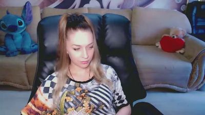 Lovellymalina live cam on Cam4