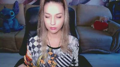 Lovellymalina live cam on Cam4