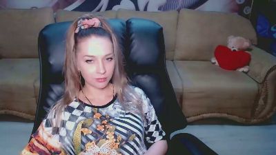 Lovellymalina live cam on Cam4