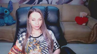 Lovellymalina live cam on Cam4