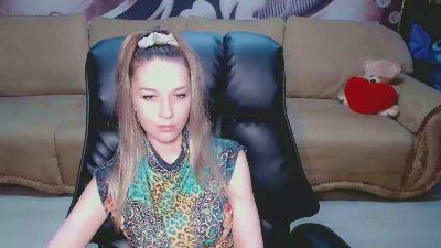 Lovellymalina live cam on Cam4