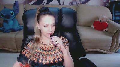 Lovellymalina live cam on Cam4