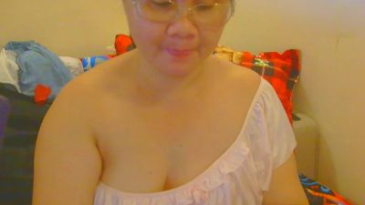 Lovelynhing88 live cam on Cam4