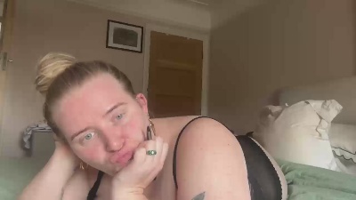 LubeyLou live cam on Cam4