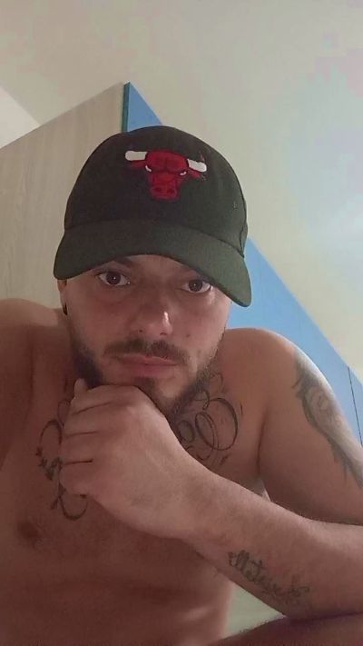 Lucaaa0 live cam on Cam4