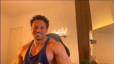 Lucasfit24 live cam on Cam4