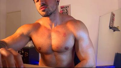 Lucasfit24 live cam on Cam4