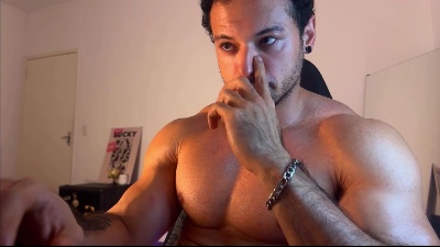 Lucasfit24 live cam on Cam4