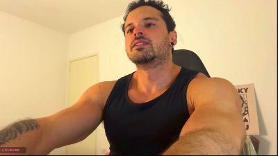Lucasfit24 live cam on Cam4