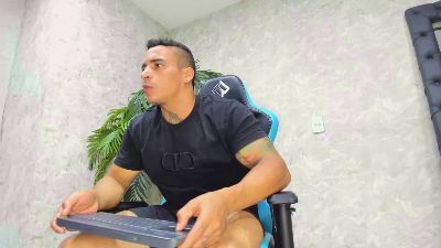 Lucasflexthis_1 live cam on Cam4