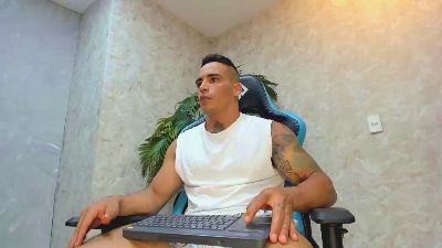 Lucasflexthis_1 live cam on Cam4