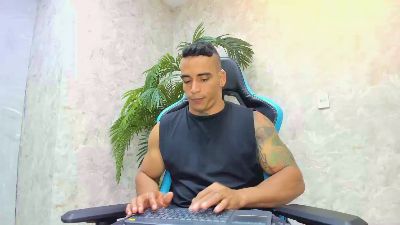 Lucasflexthis_1 live cam on Cam4