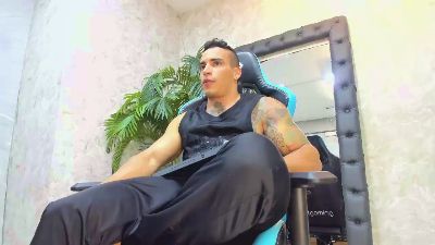 Lucasflexthis_1 live cam on Cam4