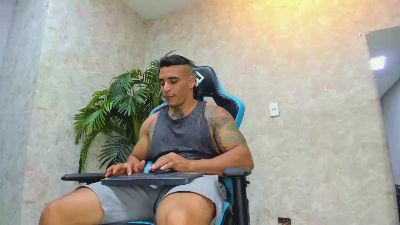 Lucasflexthis_1 live cam on Cam4