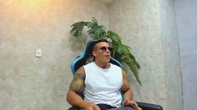 Lucasflexthis_1 live cam on Cam4