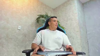 Lucasflexthis_1 live cam on Cam4