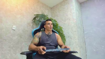 Lucasflexthis_1 live cam on Cam4