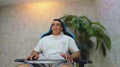 Lucasflexthis_1 live cam on Cam4