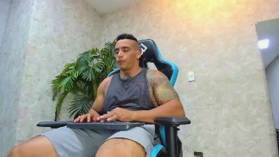 Lucasflexthis_1 live cam on Cam4