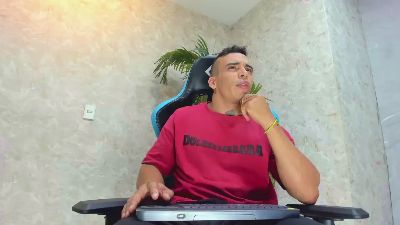 Lucasflexthis_1 live cam on Cam4