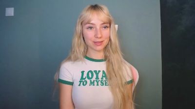 LuciaAdorable live cam on Cam4