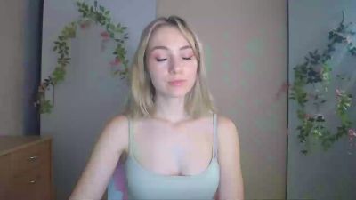 LuciaAdorable live cam on Cam4