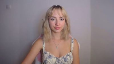 LuciaAdorable live cam on Cam4