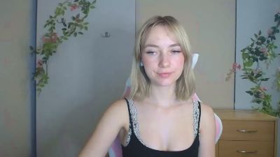 LuciaAdorable live cam on Cam4