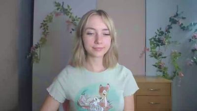 LuciaAdorable live cam on Cam4
