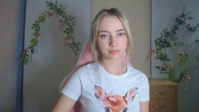 LuciaAdorable live cam on Cam4