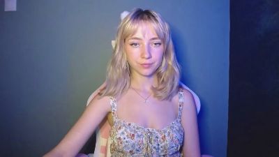 LuciaAdorable live cam on Cam4