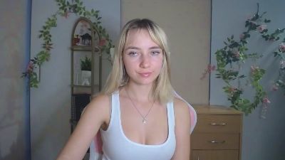 LuciaAdorable live cam on Cam4