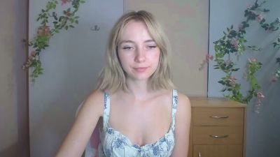 LuciaAdorable live cam on Cam4