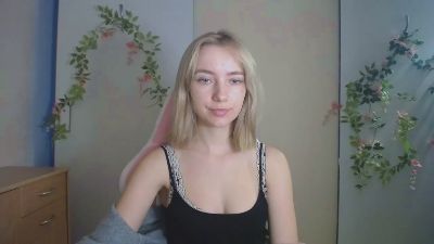 LuciaAdorable live cam on Cam4