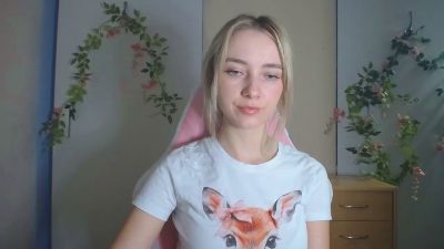 LuciaAdorable live cam on Cam4